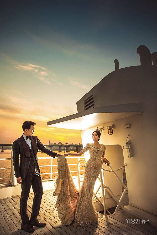 사진 : 웨딩드레스 아이테오,&nbsp;슈트 스플렌디노,&nbsp;포토그래퍼 신동훈(애일리스튜디오),&nbsp;헤어 민, 진희 메이크업 파니, 나현 (모아위),&nbsp;한복 규중칠우,&nbsp;웨딩디렉팅 봉드(해피메리드컴퍼니),&nbsp;플라워 봉플라워,&nbsp;촬영스케치 제이마리드컴퍼니,&nbsp;스타일리스트 퍼스트비주얼 정민경,&nbsp;영상 웨딩미