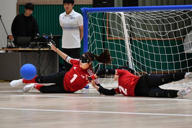 골대를 향해 굴러오는 공을 안대를 쓴 채 온 몸으로 막는 서울시 '골볼' 장애인직장운동부 선수들 모습. 선수들은 칠흙같은 어둠에서 공에 들어 있는 방울 소리로 공의 방향을 파악한다. 골볼 국가대표인 김희진 선수는 "모두가 어둠속에서 공평하게 경기를 해야 하는 게 골볼의 매력"이라고 말했다. 서울시 제공