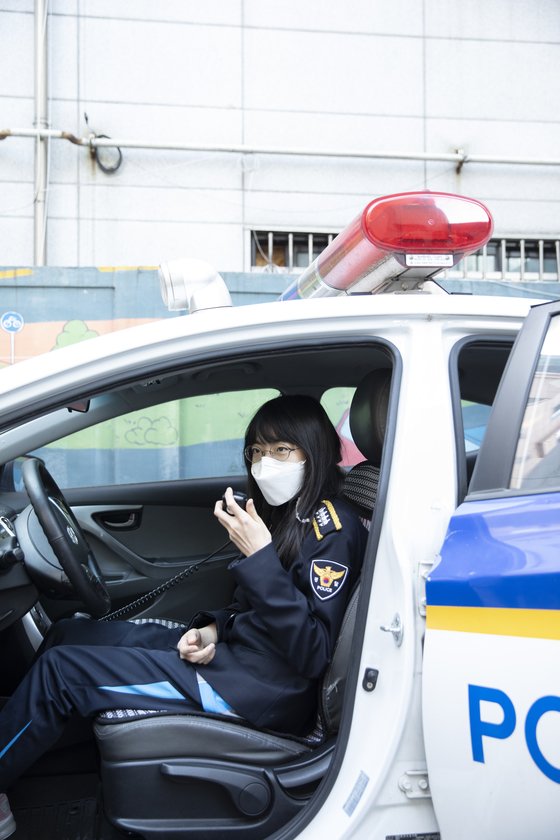박지민 학생기자가 승용차 형태 순찰차의 앞 좌석에 탑승해 차 안 마이크를 들고 있다.