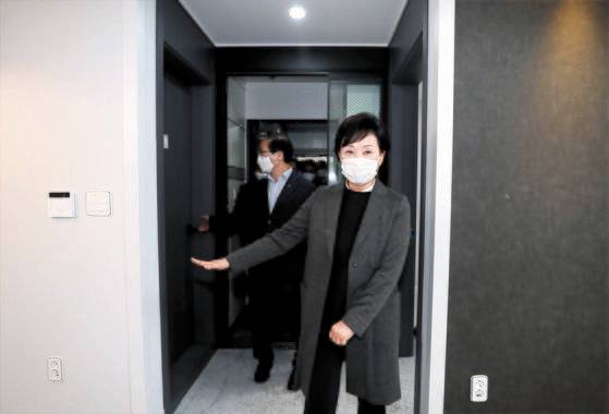 김현미 국토교통부 장관이 지난 11월 22일 은평구에 위치한 매입 임대주택을 방문해 내부를 둘러보고 있다. 연합뉴스