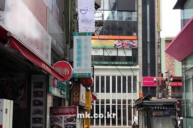 코로나19 등의 여파로 공실이 늘고 있는 서울 명동 상가 전경[사진 이미연 기자]