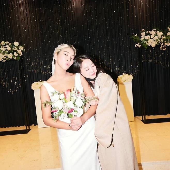 ▲ EXID 혜린(오른쪽)이 자이언트 핑크 결혼을 축하했다. 출처ㅣ자이언트 핑크 SNS
