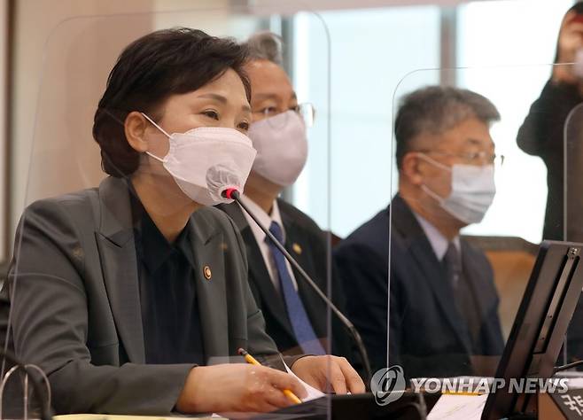 답변하는 김현미 국토교통부 장관 (서울=연합뉴스) 하사헌 기자 = 김현미 국토교통부장관이 30일 오전 서울 여의도 국회에서 열린 국토교통위원회 전체회의에서 의원 질의에 답변하고 있다. toadboy@yna.co.kr