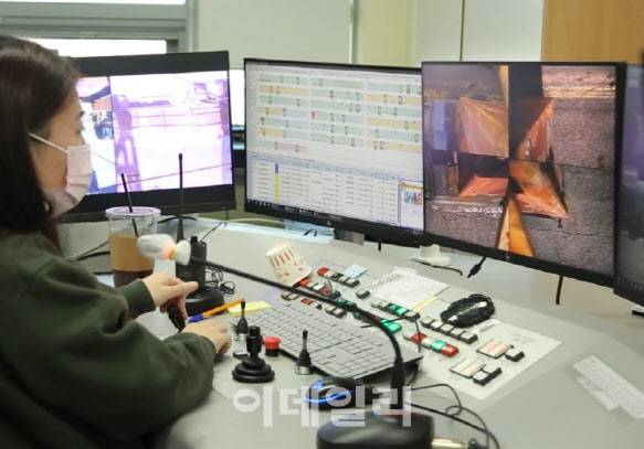 HPNT 항만운영팀 리모트콘트롤센터(RCC) 직원이 트럭에 컨테이너를 싣고 있다. 이데일리 DB