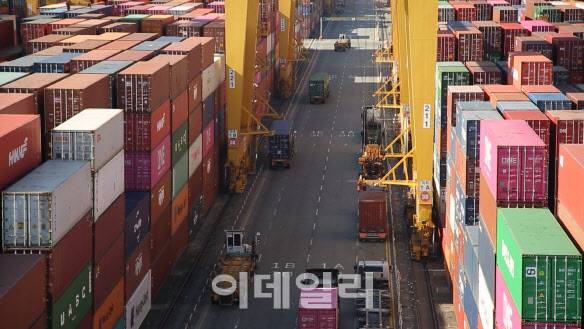 HPNT 항만운영팀 리모트콘트롤센터(RCC) 직원이 트럭에 컨테이너를 올려 놓자, 트럭이 부산항 신항 4부두에서 움직이고 있다. 이데일리 DB