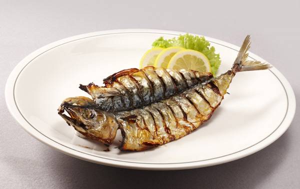 생선을 먹다 목에 가시가 걸렸을 때 밥을 꿀꺽 삼키는 방법으로 대처하면 가시가 더 깊게 박힐 수 있어 위험하다./사진=클립아트코리아