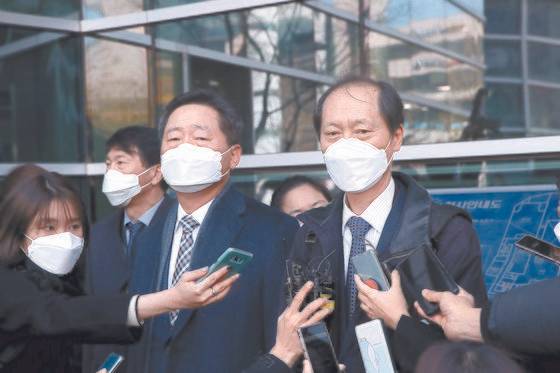 직무에서 배제된 윤석열 검찰총장의 복귀 여부를 판단할 법원의 심문이 30일 서울행정법원에서 진행됐다. 윤 총장 측 법률 대리인인 이완규(오른쪽)·이석웅 변호사가 청사를 나서며 취재진의 질문에 답하고 있다. 우상조 기자