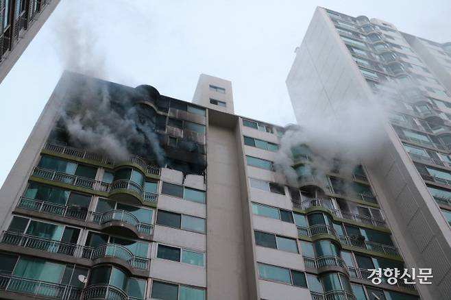 경기 군포의 한 아파트에서 불이 나 연기가 피어오르고 있다. |경기재난소방본부 제공