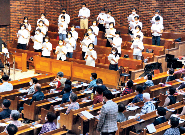 서울 창동염광교회 찬양대가 지난 6월 토요일 오전에 고령 교인들을 위해 마련된 ‘아침을 여는 은혜의 예배’에서 찬양하고 있다. 창동염광교회 제공