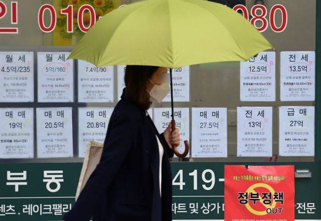 한 시민이 지난 19일 서울 송파구의 부동산 앞을 지나고 있다. 매물 정보란에 전세 매물을 찾아보기 힘든 모습. 권현구 기자