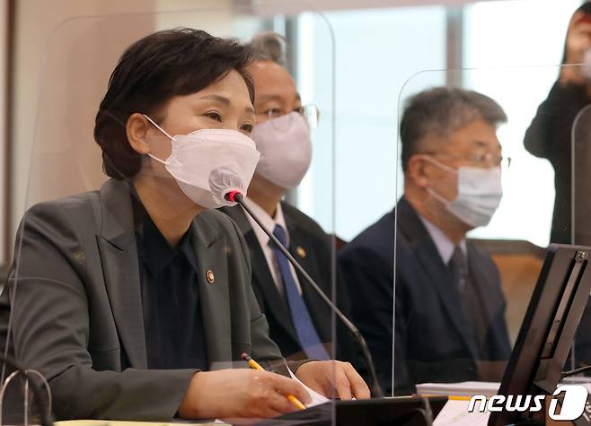 김현미 국토교통부 장관이 30일 오전 서울 여의도 국회에서 열린 국토교통위원회 전체회의에서 의원들의 질의에 답변하고 있다. 2020.11.30/뉴스1 © News1 신웅수 기자