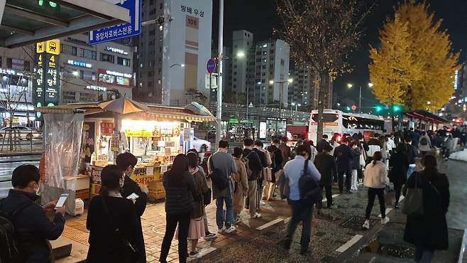 지난달 18일 오후 6시 30분쯤 서울 사당역 4번출구 앞에서 퇴근한 직장인들이 경기도로 가는 버스를 줄을 서서 기다리고 있다. /조유진 기자