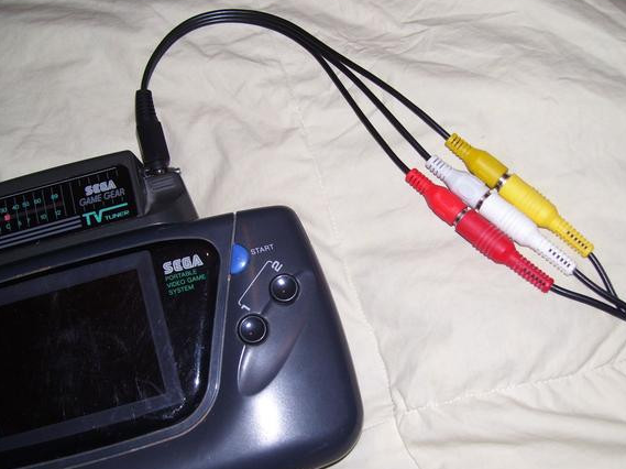 (저 케이블만 하나 있으면 거치형 콘솔 게임기도 즐길 수 있었다!)