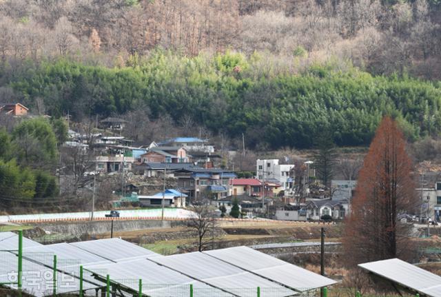 삼도봉 자락 산골짜기에 자리잡은 김천 부항면소재지. 터가 좁아 우체국과 초등학교 등은 2km 가량 떨어진 위치하고 있다.