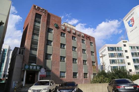 60여년 역사를 자랑하는 부산 해운대 청풍장온천여관. 간판에는 '모텔'이라 쓰여 있다. [중앙포토]