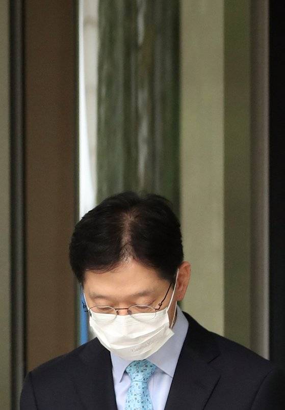 김경수 경남지사가 지난달 6일 서울고등법원에서 열린 항소심 선고공판에서 실형을 받은 뒤 건물을 나서고 있다. [연합뉴스]