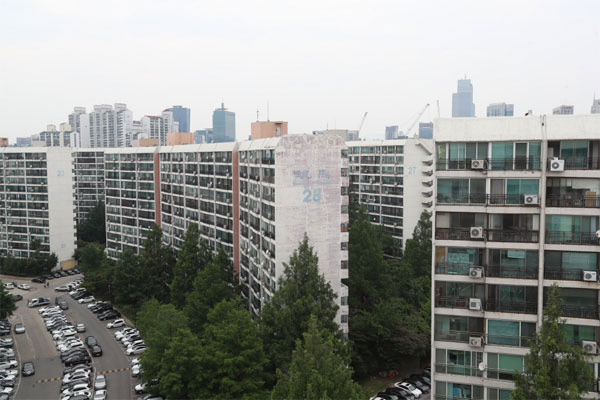 재건축 실거주 의무 강화와 임대차법 도입 여파로 전세금이 3개월 만에 2배로 급등한 서울 강남구 대치동 은마아파트 전경.  [매경DB]