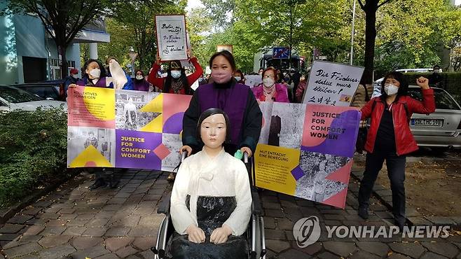 '소녀상 철거명령 철회하라' 베를린서 행진하는 시민들 (베를린=연합뉴스) 이광빈 특파원 = 지난 10월 13일 독일 수도 베를린에서 시민들이 거리에 설치된 '평화의 소녀상'에 대한 당국의 철거명령에 대해 항의하며 행진을 하고 있는 모습.[연합뉴스 자료사진]