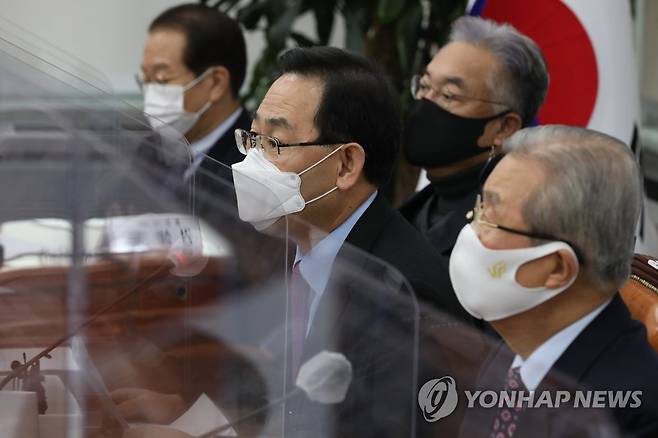 발언하는 국민의힘 주호영 원내대표 (서울=연합뉴스) 안정원 기자 = 2일 오전 국회에서 열린 국민의힘 비상대책위원장-중진의원 연석회의에서 주호영 원내대표가 발언하고 있다. 2020.12.2 jeong@yna.co.kr