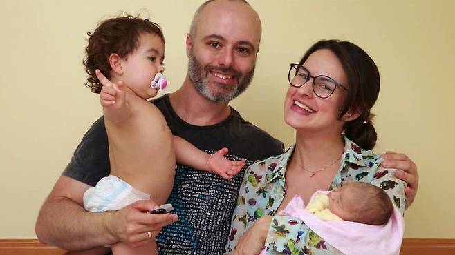 둘은 24시간 붙어있으며 육아를 비롯한 모든 일상을 함께 하는게 버거웠다고 고백한다