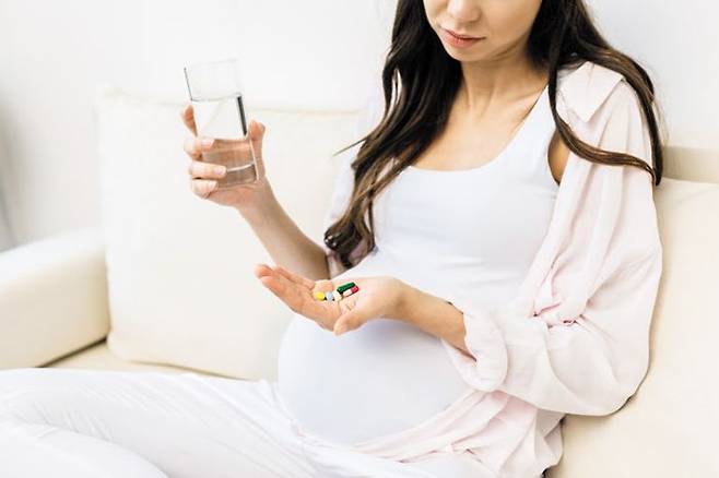감기약·소화제·두통약 등 일상적으로 사용하는 대부분 약물은 임신 중 태아 기형 위험을 높이지 않는다. 그렇지만 일부 일반의약품은 태아에게 나쁜 영향을 줄 수 있다. 전문가는 약 복용 전에 전문의와 상의하거나 마더세이프 콜센터(1588-7309)를 통해 무료 상담을 받기를 권했다. /게티이미지코리아
