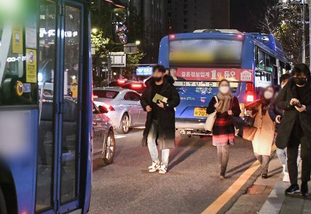 퇴근 시간대가 되면, 시민들은 주행차선 위에 버스가 도착하는 족족 이리저리 뛰어다니기도 한다.