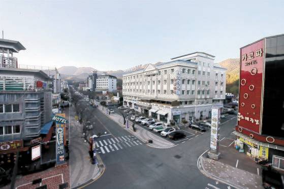 온천 숙소가 줄지어 선 경남 창녕 부곡 온천지구. 송봉근 기자