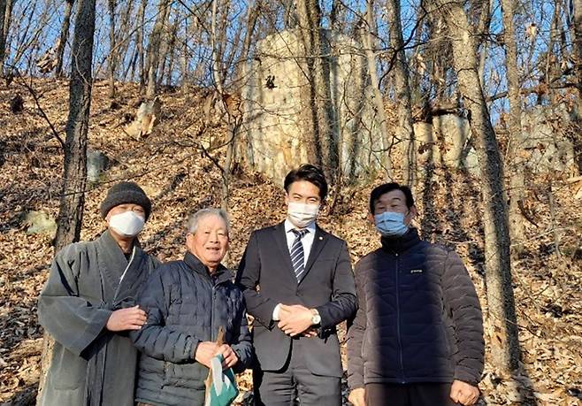 더불어민주당 오영환 의원(왼쪽 세 번째)과 혜문 문화재제차리찾기 대표(왼쪽)가 3일 경기 의정부시 녹양동 산기슭에서 청동기 유적으로 추정되는 새로운 '선돌'을 찾은 뒤 마을주민들과 기념 촬영을 하고 있다. [연합]