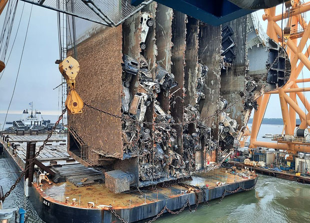 지난해 9월 미국 동부 해안에서 전도된 현대글로비스 차량운반선 ‘골든레이호’ 선체 내부가 사고 14개월 만에 모습을 드러냈다./사진=세인트 사이먼스 해협 사고 대응팀