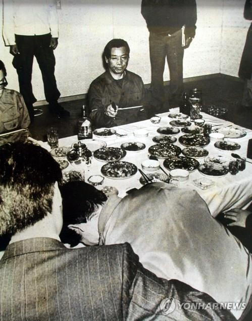 1979년 당시 김재규 중정부장이 박 전 대통령 시해사건 현장 검증하는 모습. [연합뉴스자료사진]