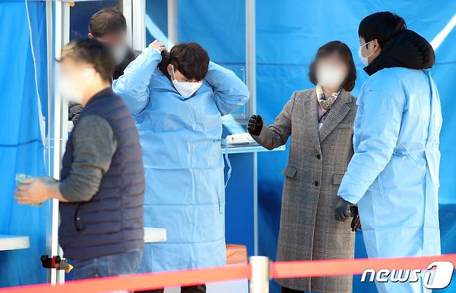 4일 오전 서울특별시교육청 주차장에 마련된 수능 감독관 코로나 검사소에서 현장 근무 직원들이 검사 준비를 하고 있다. 2020.12.4/뉴스1 © News1 김진환 기자