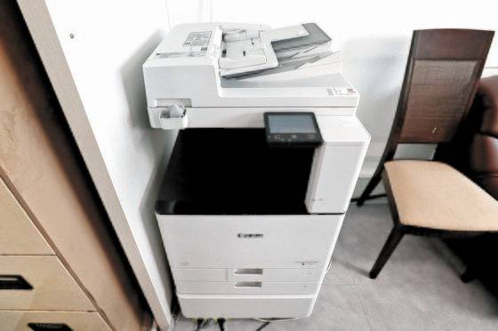 서울 종로구 이낙연 더불어민주당 대표의 사무실에 설치돼 있던 복합기. 3일 숨진 채 발견 된 이모씨는 지난 4월 총선 당시 옵티머스자산운용 측으로부터 복합기 임대 편의를 제공 받은 혐의로 서울시선관위로부터 검찰에 고발돼 조사를 받던 중이었다.[뉴스1]