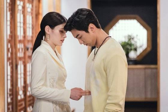 ‘구미호뎐’에서 러시아 여우 기유리(김용지)와 러브라인을 선보인 토종여우 구신주. [사진 tvN]