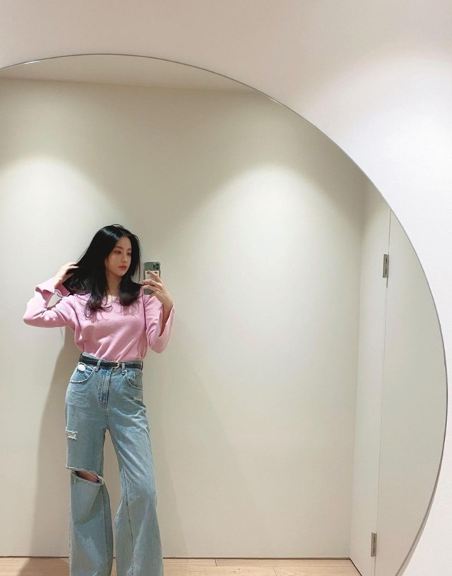 Oh Yeon-seo, pink nice+ ripped Blue jeans...Human SpringActor Oh Yeon-seo showed off a bright everyday look like Spring.Oh Yeon-seo posted a picture of a mirror selfie on her Instagram on the afternoon of the 4th.The photo shows Oh Yeon-seo in a pink neck and a wide blue jeans.Oh Yeon-seo sits close to the mirror and makes a ruthless look, sweeps his head and reveals a pure side.The naturally hanging black hair makes Oh Yeon-seos neatness stand out.The netizens responded that they were Oblivious, too pretty and human spring.Meanwhile, the comedy film Apgujeong Report (director Im Jin-soon), starring Oh Yeon-seo as the president of the finest esthetic shop, went into the second half after four months of filming.PhotoOh Yeon-seo SNS