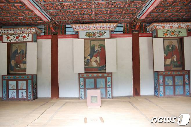 묘향산 보현사 경내에 있는 수충사의 본전 안에 걸려 있는 서산대사(중앙)와 제자들인 유정(惟政)과 처영(處英)의 화상. (미디어한국학 제공) 2020.12.05.© 뉴스1