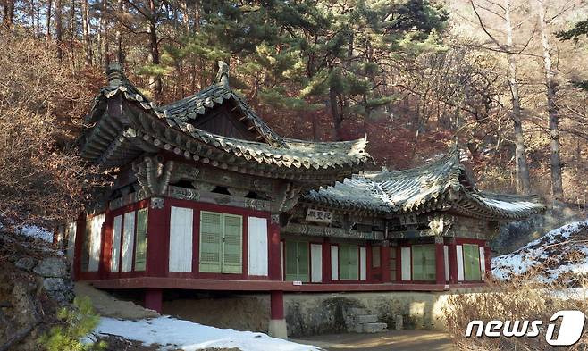 묘향산 보현사의 말사인 상원암 옆에 있는 축성전 전경. 명성황후가 1874년(고종11)에 출산하고 그 이듬해 아이가 세자로 책봉되자, 세자의 장수를 빌기 위해 세운 불전 중의 하나로 10개월 만에 완공했다고 한다. (미디어한국학 제공) 2020.12.05.© 뉴스1