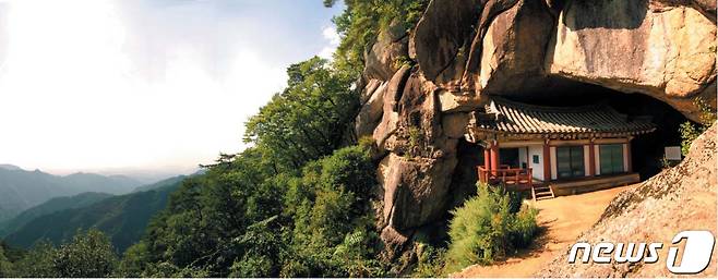 묘향산 향로봉 중턱에 있는 단군굴과 단군사. 지금의 건물은 1995년에 복구한 것이다. (미디어한국학 제공) 2020.12.05.© 뉴스1