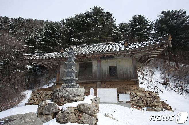 묘향산 부용봉 중턱에 있는 법왕대와 다층탑(청탑) 전경. 서산대사가 수도했던 것으로 전해진다. (미디어한국학 제공) 2020.12.05.© 뉴스1