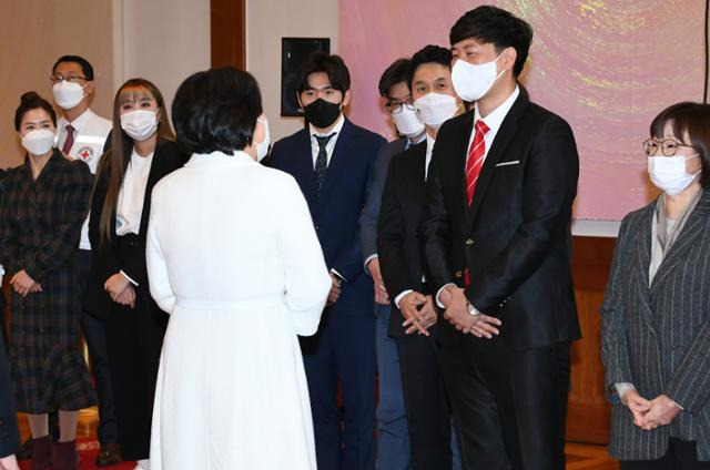 문재인 대통령 부인 김정숙 여사가 4일 청와대에서 열린 국내 주요 기부금품 모집 및 나눔단체 초청행사에 참석한 모금 담당 실무자와 홍보대사들과 인사를 하고 있다. 왕태석 선임기자