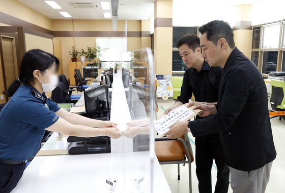 유튜브 채널 가로세로연구소를 운영하는 강용석 변호사(오른쪽)와 김세의 전 기자가 지난 7월16일 서울지방경찰청 민원실에서 고한석 전 서울시장 비서실장 등 8인에 대해 강제추행방조죄 등 고발장을 제출하고 있다. [뉴시스]