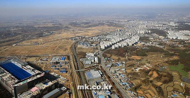 사진설명사진은 고덕국제신도시 부지(왼쪽 상단), 삼성전자 반도체공장(왼쪽 하단) 모습. 지하철 경부선을 사이로 놓고 오른쪽은 평택 장당지구, 송탄 산업단지가 들어서 있다. [매경DB]