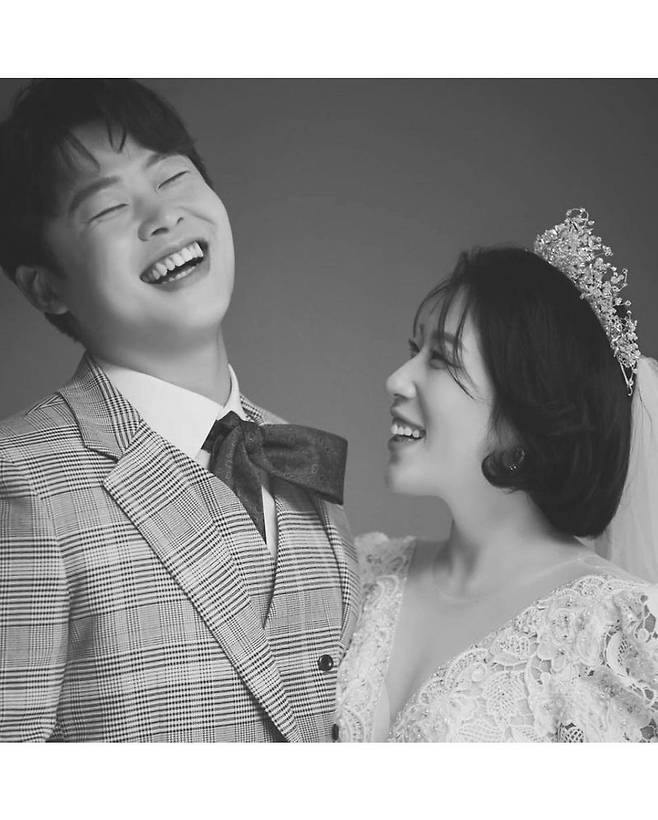 Kim Yeong-hee releases Romantic wedding photos for Yoon Seung-yeonKim Yeong-hee wrote on her Instagram on December 5, Theres a gum complex. . . The seonyeonyen gums are good, so I laughed. By the way, I can see actors Oh Dae-hwan and Kim Hee-won at first glance.Kim Yeong-hee and Yoon Seung-yeon look at each other with honey-dripping eyes, creating a romantic atmosphere.  Its a much more beautiful couple, like saying that if you love it, its prettier.The Nuri people responded by All the pictures are so pretty, Whats a goddess, and I hope youll have that smile in the future.Meanwhile, Kim Yeong-hee will have a wedding on January 23 next year with Yoon Seung-yeon, a 10-year-old baseball player
