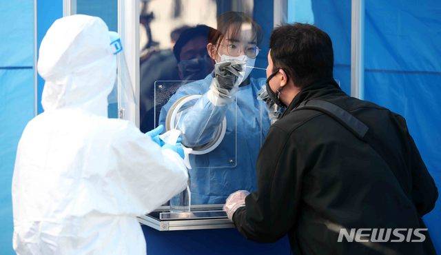 [서울=뉴시스]김선웅 기자 = 수능 다음날인 4일 서울 종로구 서울시교육청에 설치된 코로나19 선별진료소에서 의료진이 분주히 움직이고 있다. 시 교육청은 참여 교직원 및 관계요원 희망자 전원에게 코로나19 무료 진단검사를 제공한다고 밝혔다. 2020.12.04. mangusta@newsis.com