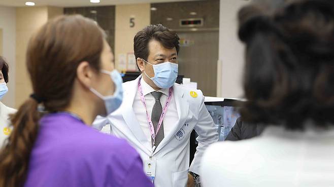 하루에도 두세차례씩 음압격리병상 찾아 환자 상태를 살피고 의료진을 격려하는 이왕준 이사장