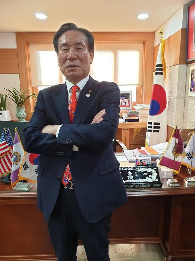 최중열 국제라이온스협회 국제회장은 “140만명의 회원을 대표하는 글로벌 봉사단체의 수장으로서 세계각국에서 봉사활동을 하면서 한국인의 책임감을 느낀다”며 “시카고에 있는 국제라이온스협회 본부에 태극기가 걸린 모습을 보면서 높아진 우리나라의 위상을 체감한다”고 말했다.