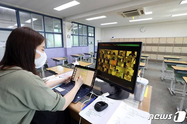 원격수업 중인 서울의 한 중학교 교사./뉴스1 © News1 황기선 기자
