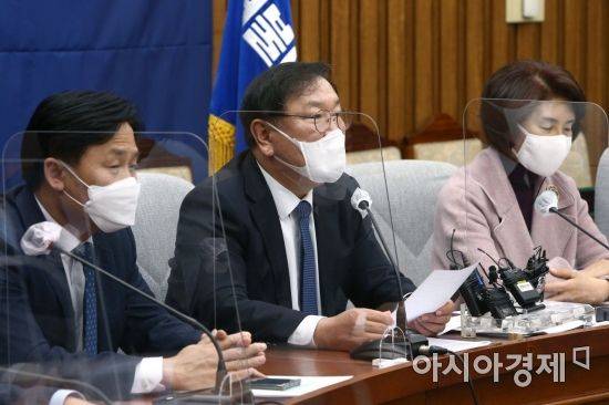 김태년 더불어민주당 원내대표가 3일 국회에서 열린 정책조정회의에 참석, 모두발언을 하고 있다./윤동주 기자 doso7@