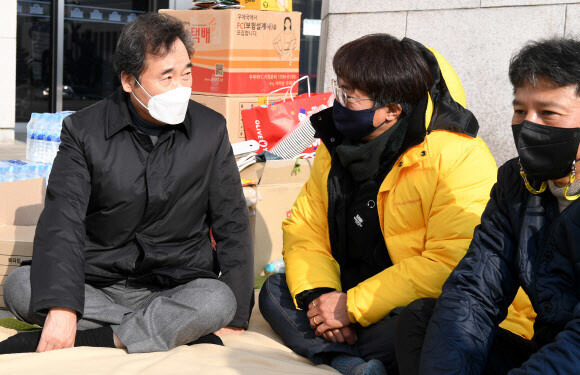 이낙연 더불어민주당 대표가 6일 서울 여의도 국회 본청 앞에서 사회적참사특별조사위원회법 개정을 촉구하며 농성 중인 세월호 유가족들을 찾아 의견을 듣고 있다. 연합뉴스