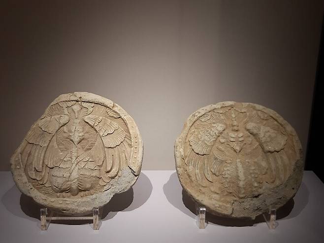 견훤이 군사를 일으키며 왕을 칭한 곳으로 기록된 광주 무진 고성에서 출토된 봉황무늬 수막새. 봉황은 용과 더불어 절대권력의 상징으로 봉황무늬 기와들은 개성 고려 궁성에서도 출토된 바 있다.