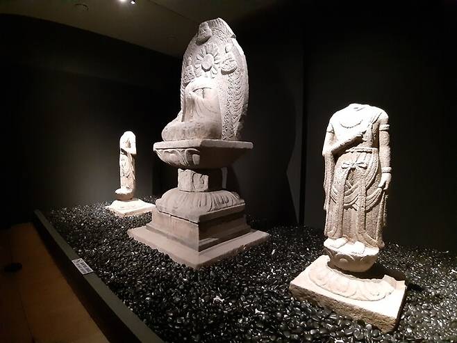 전시장 말미에 나온 완주 봉림사 터 삼존불상. 가슴을 가로지른 띠와 매듭, 옷자락 등의 조각 양상이 경북 문경 상주 등지의 신라계 불교조각상과 닮았다. 봉림사 터는 후백제의 왕실사찰로 추정되는 곳으로, 신라 장인을 절에 데려와 불상을 제작했을 가능성이 제기된다.